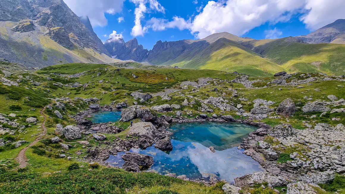 chaukhi-lake-below-the-chaukhi-mountains