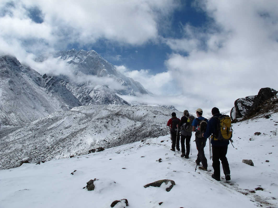 Hikers heading toward Dingboche, in Khumbu