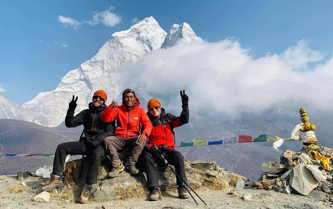 himalaya-leader-with-trekkers-altitude-adventure-smiles