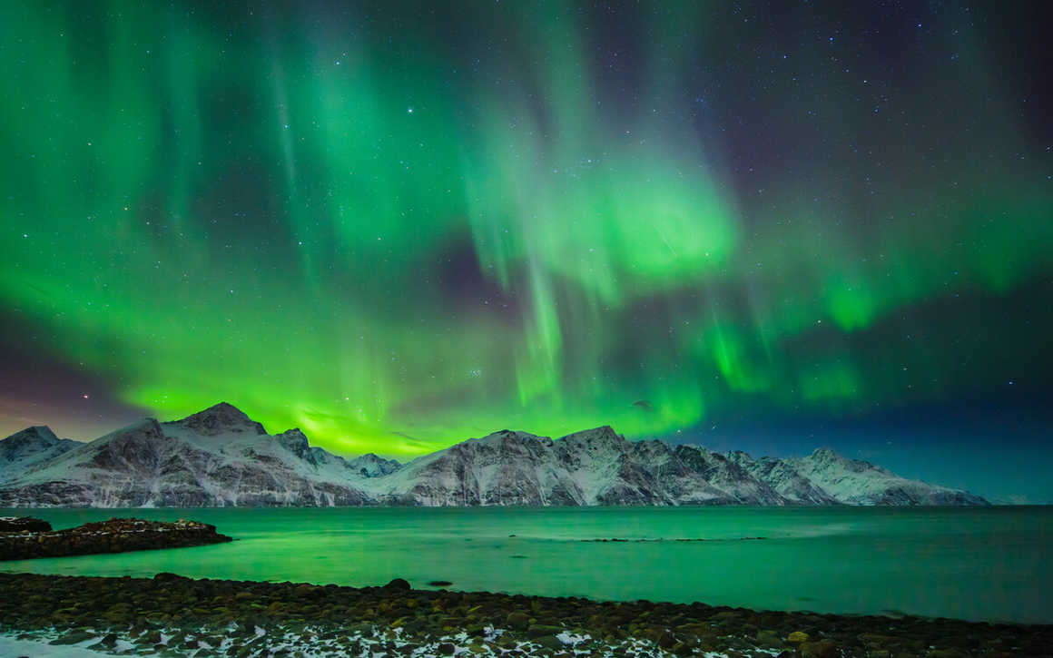 Northern-lights-over-the-Lyngen -Alps