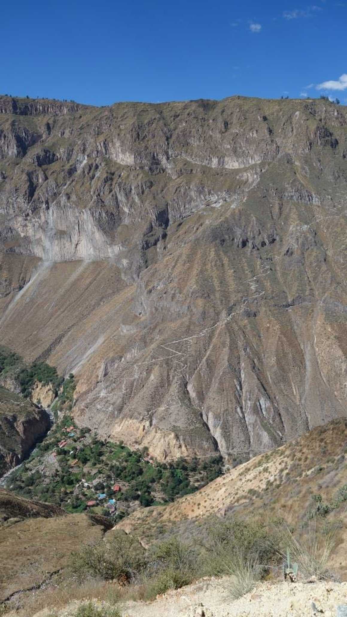 path down to bottom of Colca