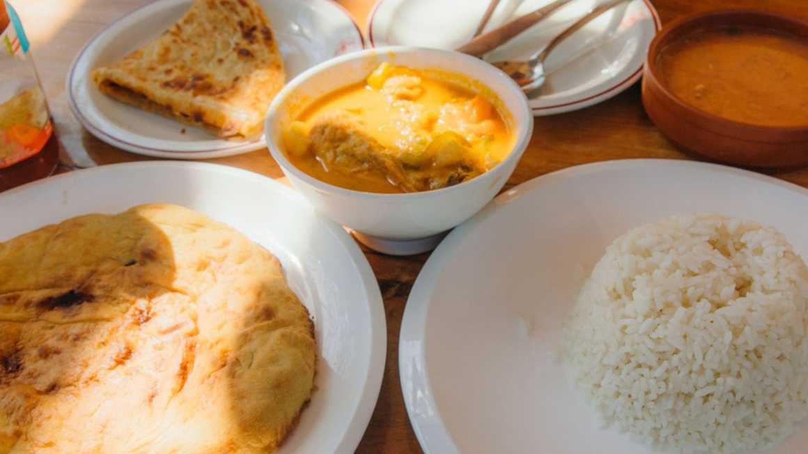 Tanzanian urojo with breads and ricde