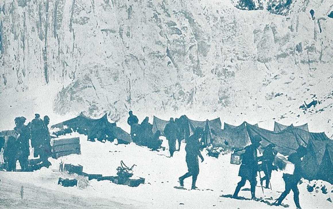 Tibet_in_1924_Everest_Expedition,_from-_Naar_den_Hoogsten_Top_der_Aarde