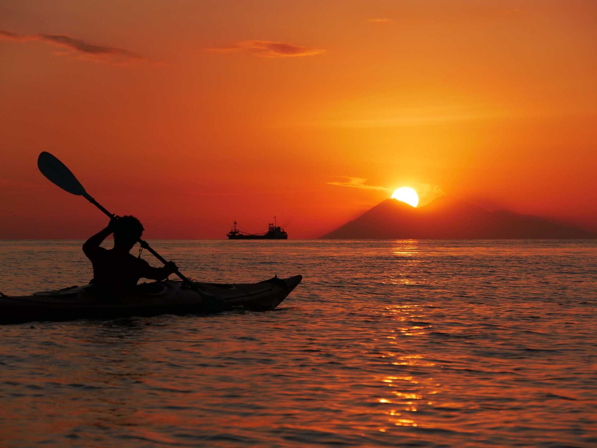 kayaking-into-sunset-komodo-islands