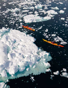 kayaking-through-icebergs-near-ilulissat