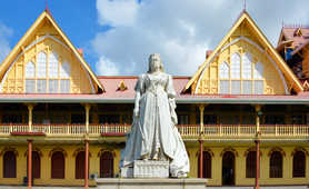 Supreme Court - statue of Queen Victoria (1894) - Avenue of the Republic, Georgetown, Guyana