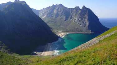 beautiful-cove-in-Lofoten