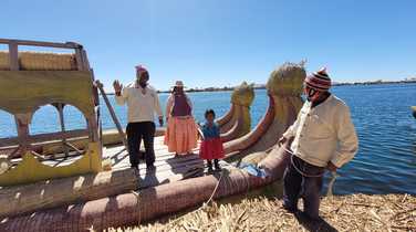 Meeting-the-locals-on-the-islands-of-Uros
