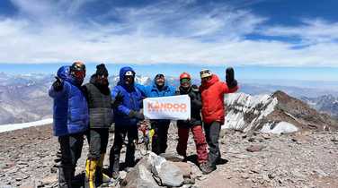 Team-photo-at-the-summit