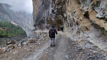 trekking-along-incut-path-on-the-Annapurna-Circuit
