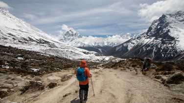 trekking-along-valley-with-view-of-ama-dablam
