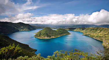 trekking-cuicocha-crater-lake