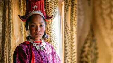 Young-woman-in-traditional-dress