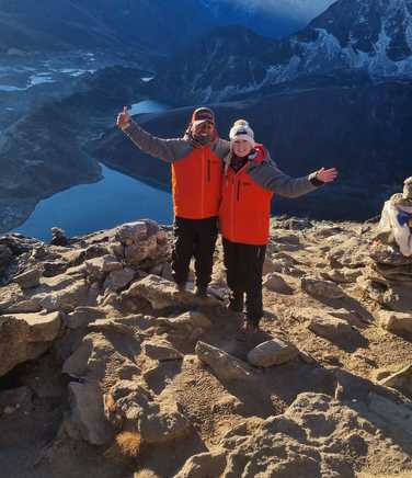 Our-staff-member-Lauren-and-guide-Dil-at-Gokyo-Ri-for-sunrise