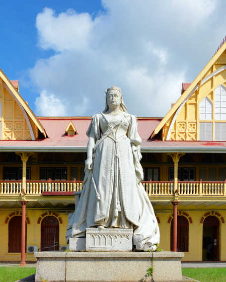 Supreme Court - statue of Queen Victoria (1894) - Avenue of the Republic, Georgetown, Guyana