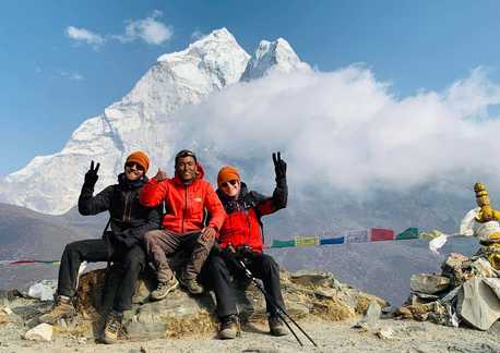 himalaya-leader-with-trekkers-altitude-adventure-smiles