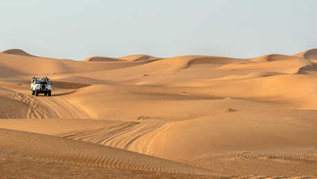 landrover-in-the-arabian-desert