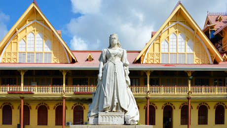 Supreme Court - statue of Queen Victoria (1894) - Avenue of the Republic, Georgetown, Guyana