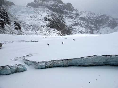 Hikers crossing Cho la Pass in the Khumbu region