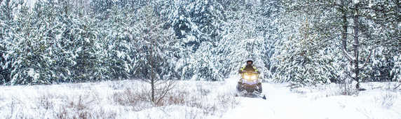 Snowmobiling-out-of-the-forest-along-trails