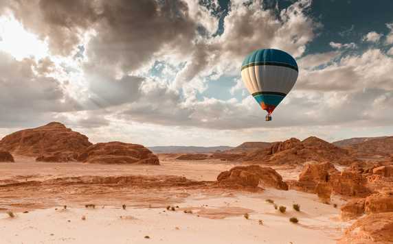 hot-air-balloon-over-desert
