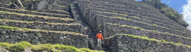 Negotiating-the-steps-of-the-Intipata-ruins