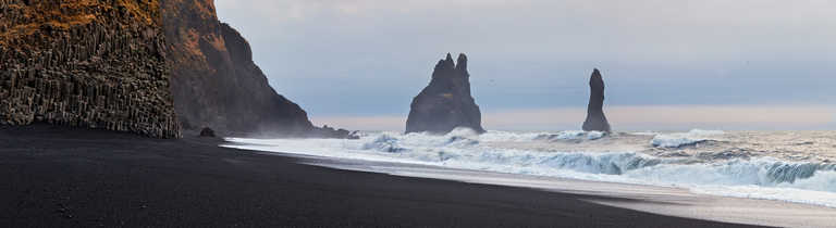 Waves-crashing-onto-Reynisfjara-Beach