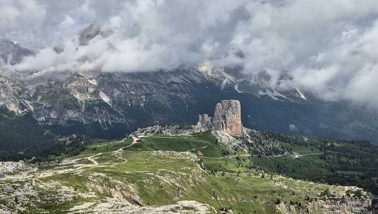 Cinque-Torri-standing-proud-in-the-Dolomiti-landscape