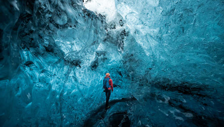 exploring-ice-caves-in-the-Vatnajokull-glacier