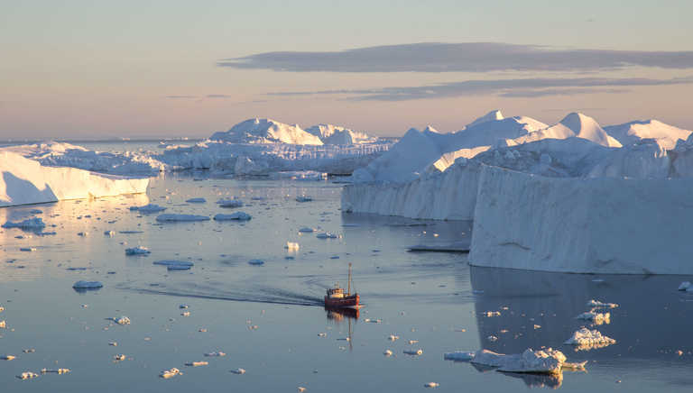 Fishing-boat-cruising-through-Icefjord-to-Ilulissat