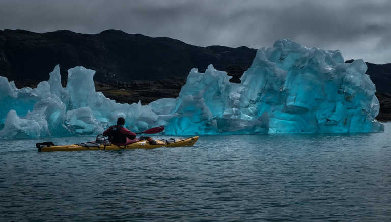 kayaking-through-icebergs-in-greenland