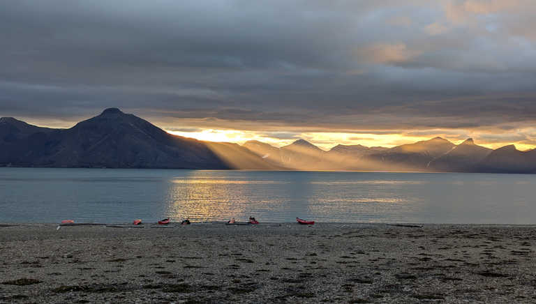 Kayaks on the shore of Billefjorden