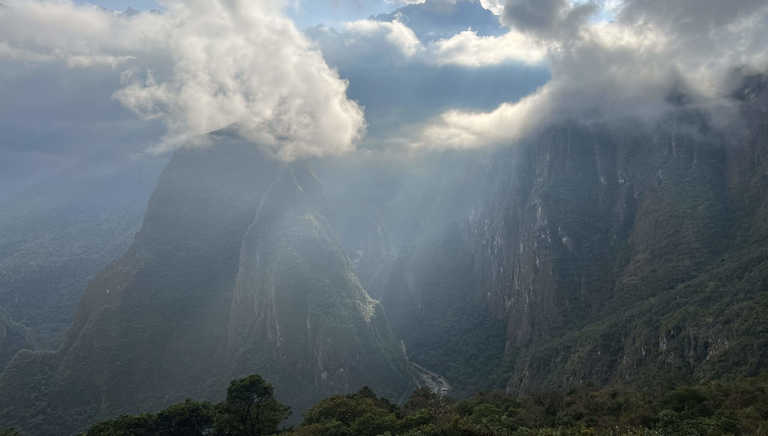 Misty-views-over-the-back-of-Machhu-Pichhu