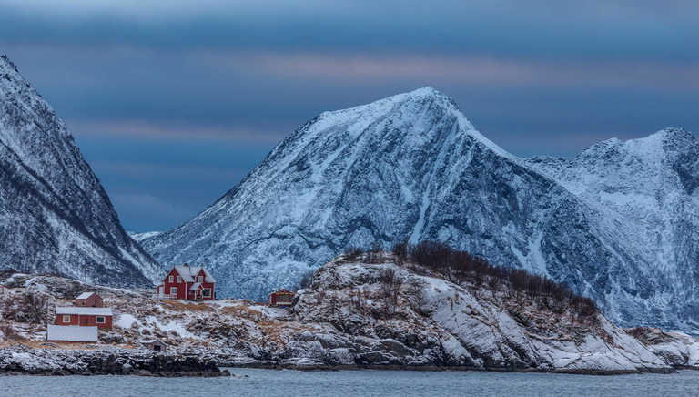 Norwegian-huts-in-the-evening-light-on-Hamn-Island