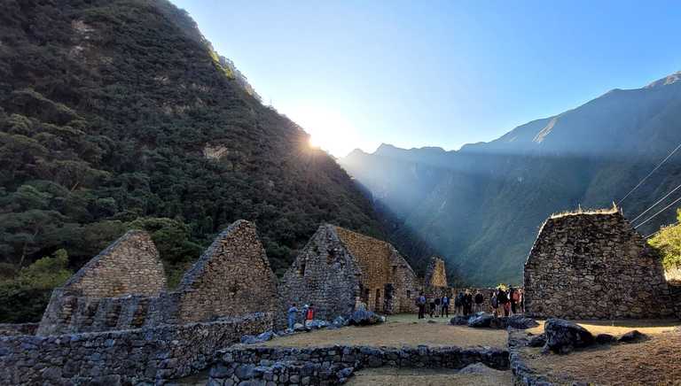 Sun-casts-shadows-over-Incan-ruins