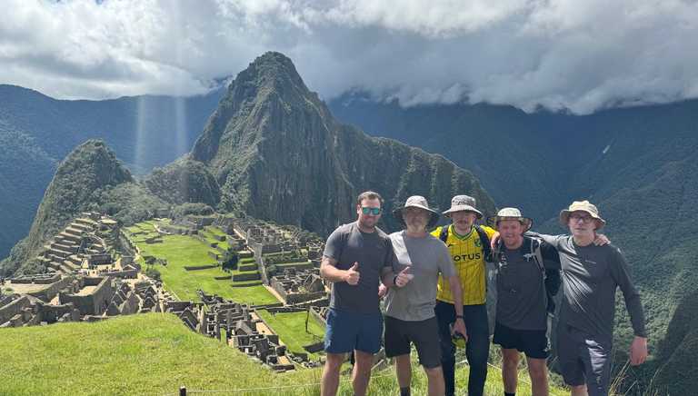 thumbs-up-at-the-Machu-Picchu-viewpoint