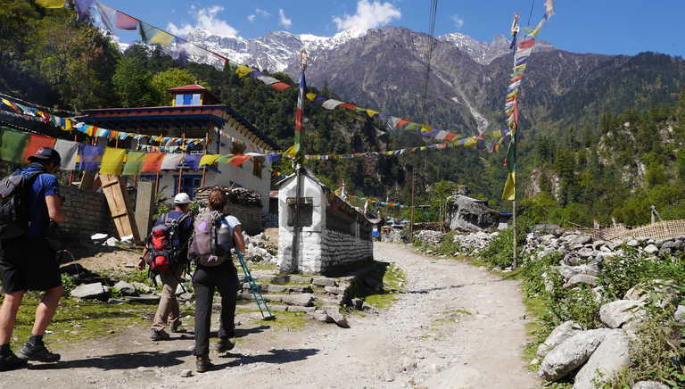 Trekkers on the Annapurnas Circuit