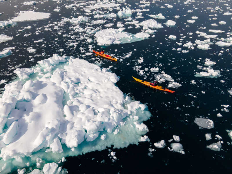 kayaking-through-icebergs-near-ilulissat